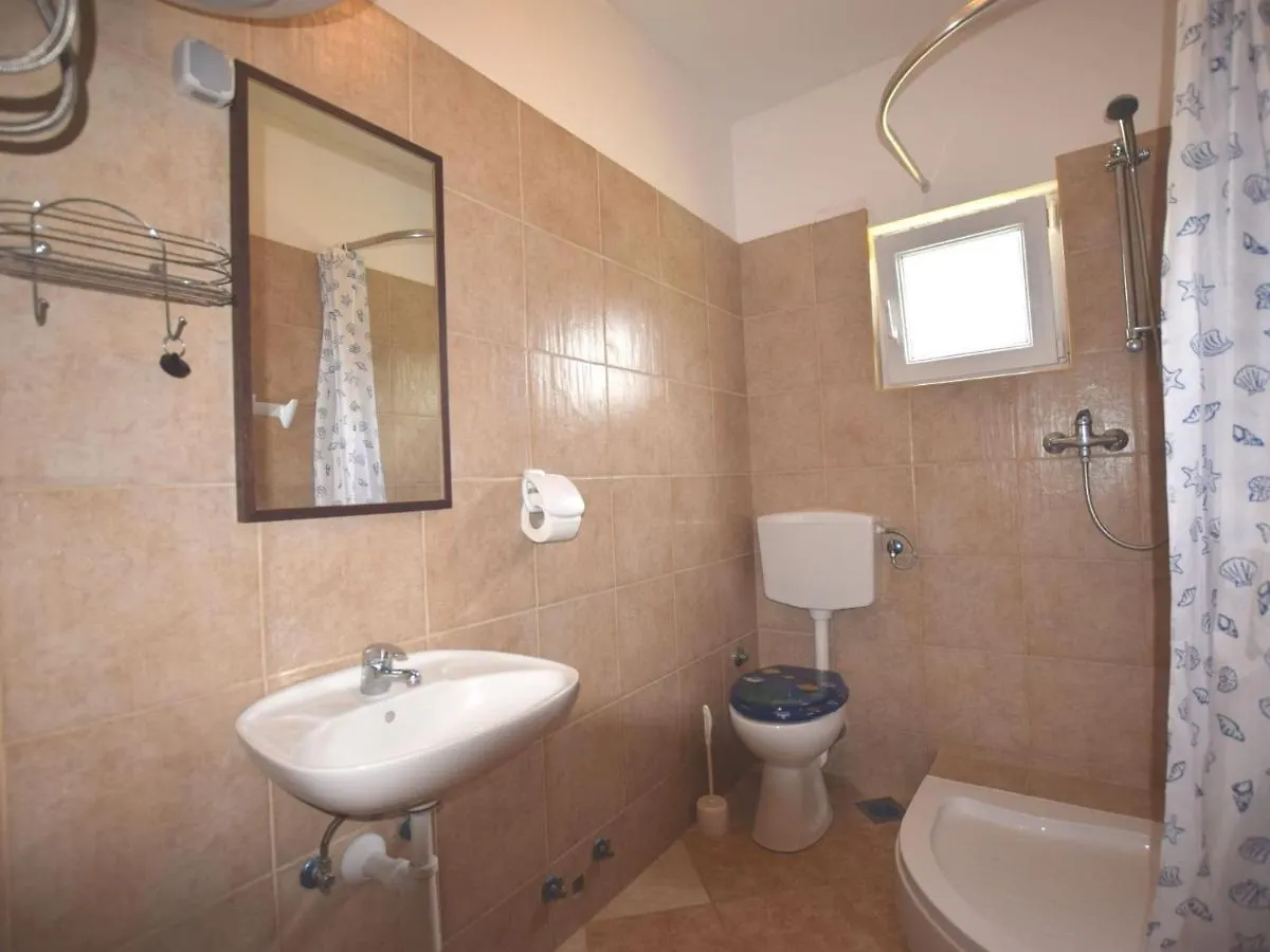 Apartment In Holiday Home With Pool Banjole