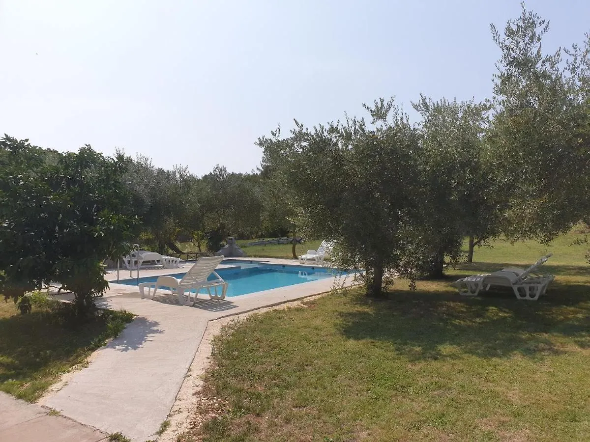 Apartment In Holiday Home With Pool Banjole
